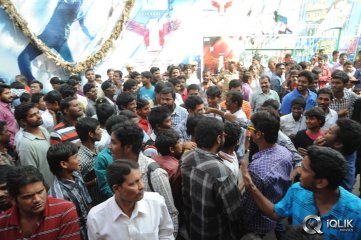1 Nenokkadine Hungama at RTC Cross Roads